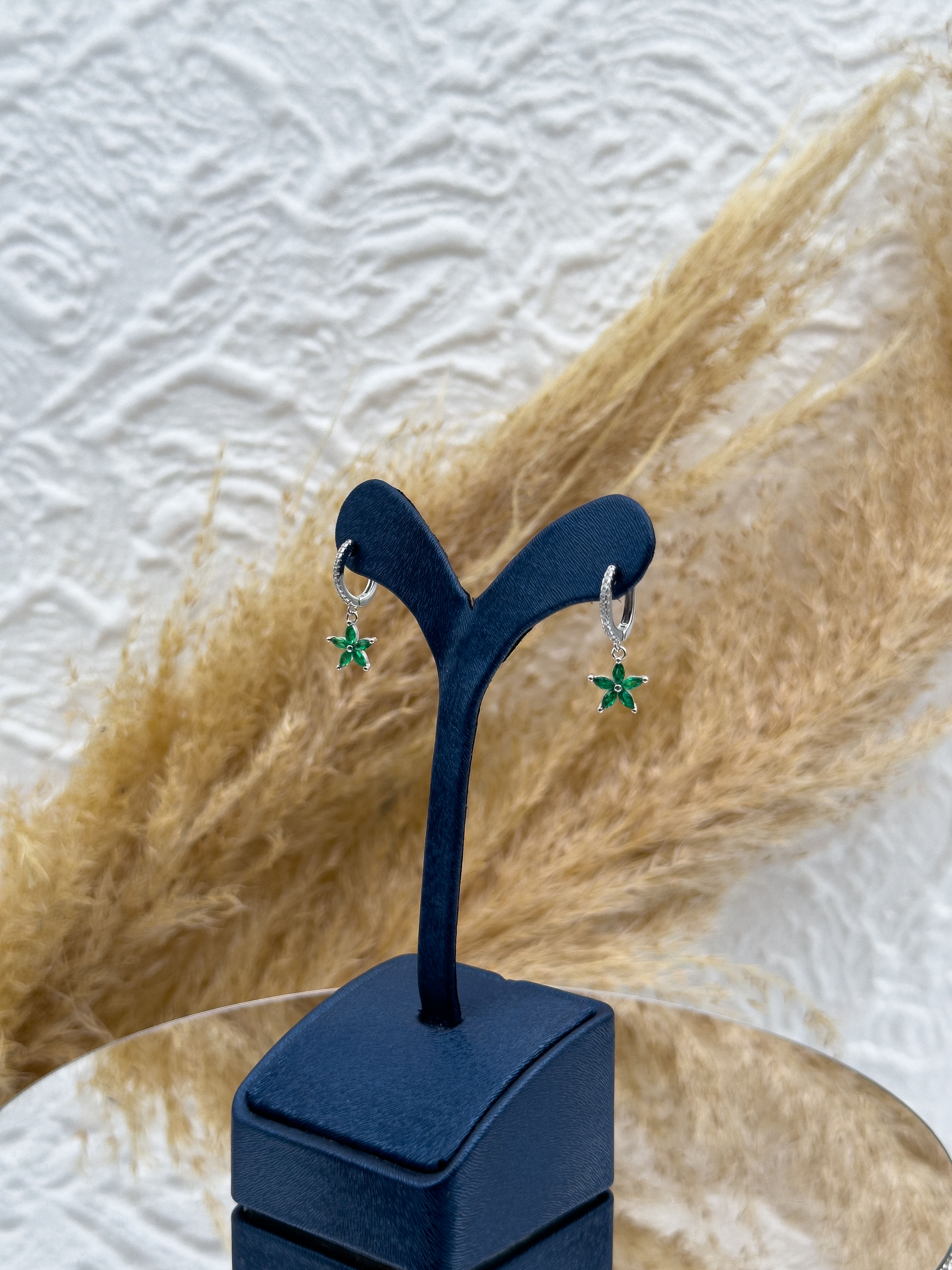 925 Ayar Gümüş Zümrüt Taşlı Lotus Modeli Sallantılı Kadın Küpe